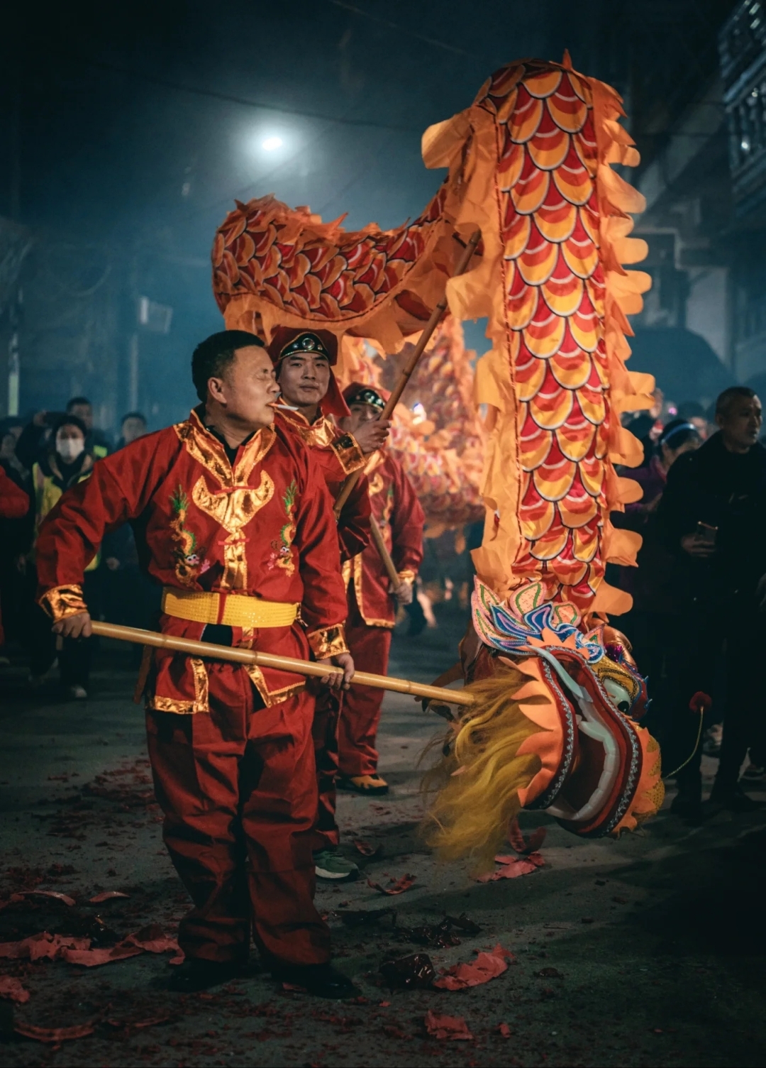 在热闹的锣鼓声中,舞龙表演精彩开场