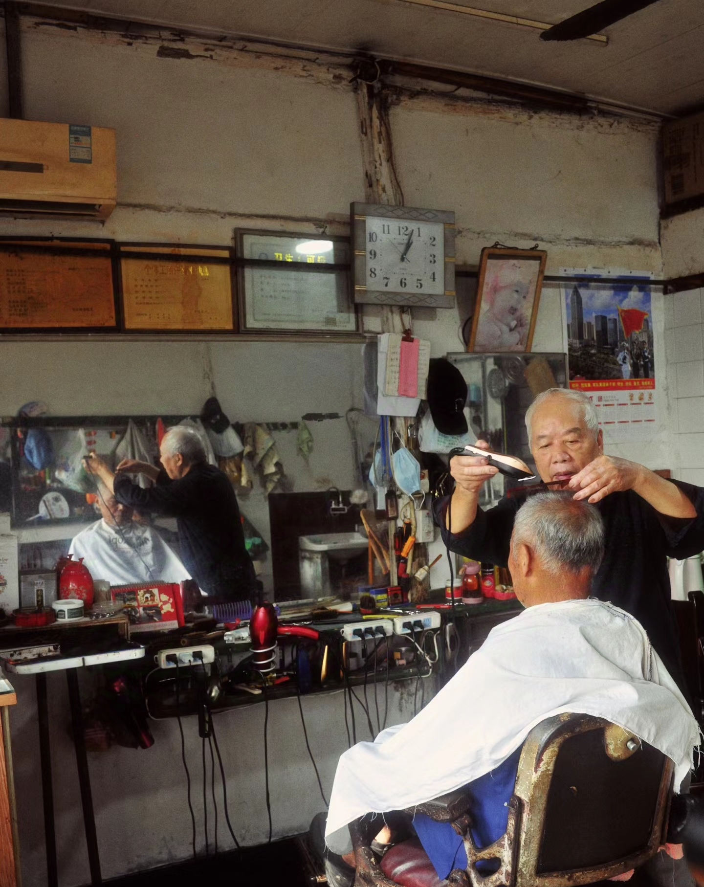 老式理发店,是城市里的怀旧角落