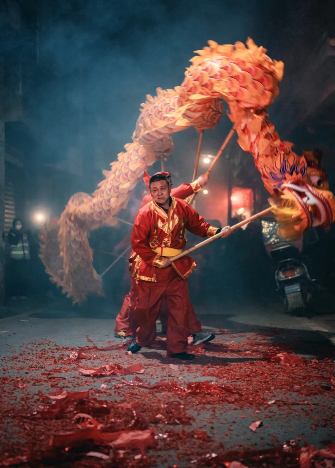 在热闹的锣鼓声中,舞龙表演精彩开场