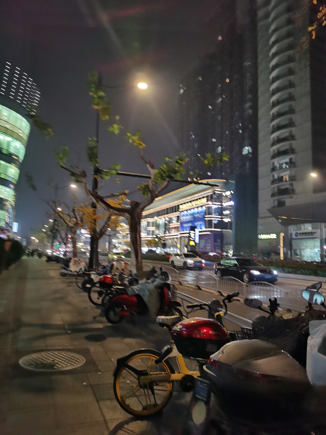 夜晚,上海的街景,显得热闹又冷清,灯光很美,但是路上的人也不少