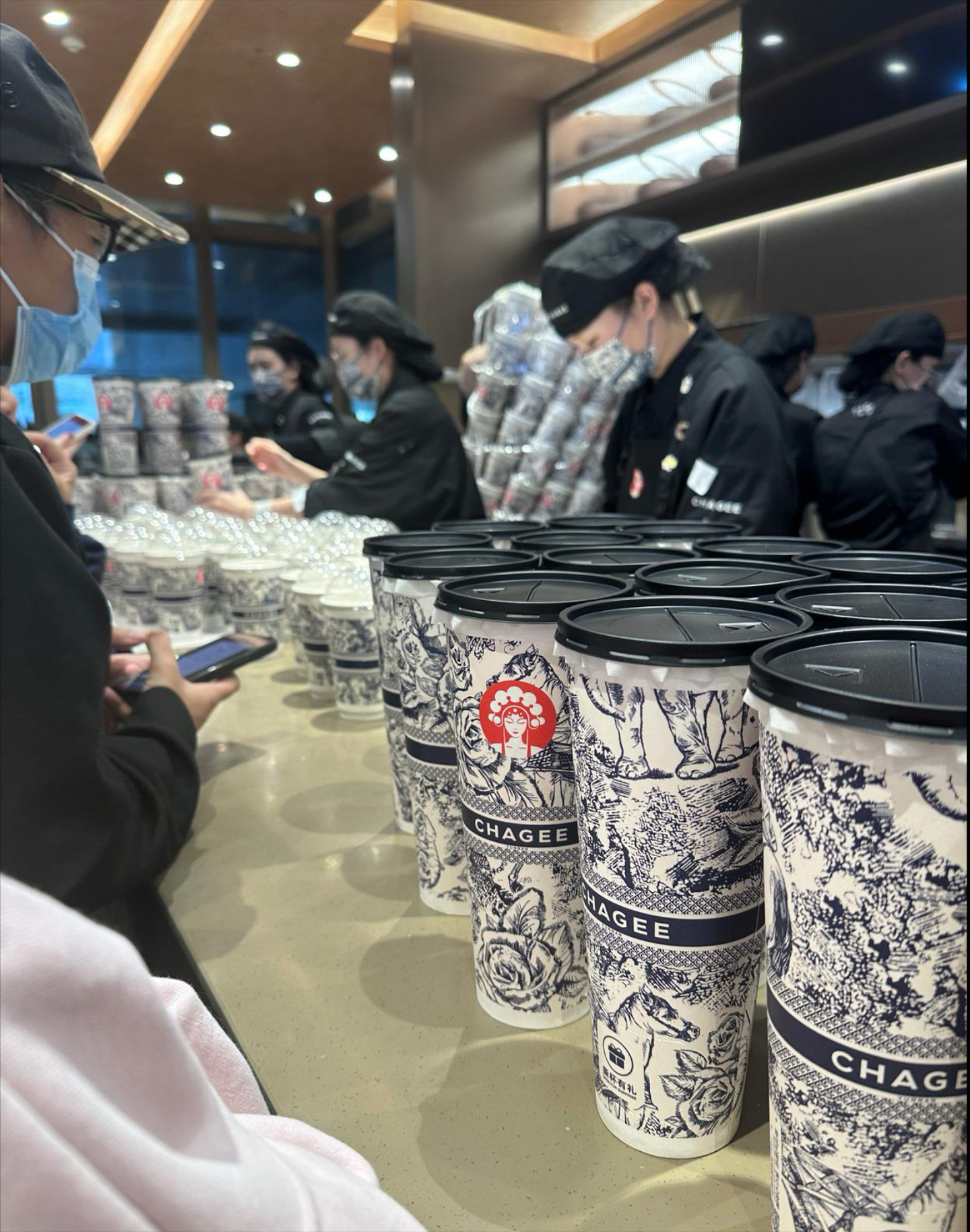 开一家奶茶店好挣钱…  这是霸王茶姬新店开业的时候,人巨多,买一杯