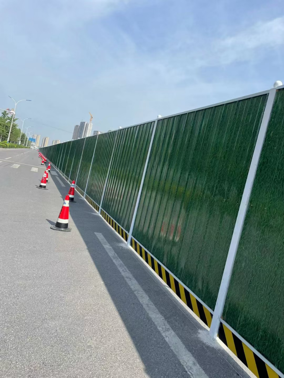 彩钢围挡上的每一片绿叶都在微风中轻轻摇曳,仿佛在诉说着大自然的