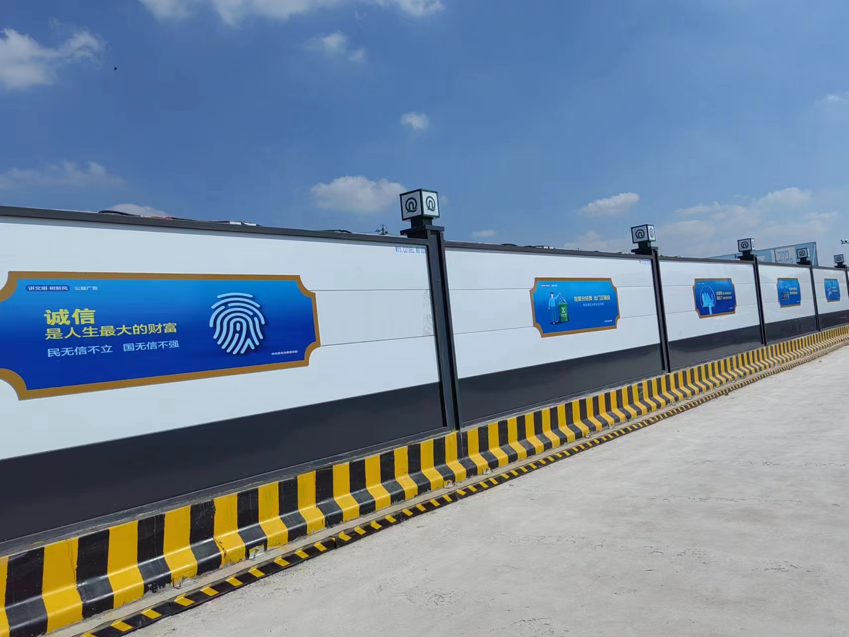 装配式围挡是一种临时性围挡,通常用于工地,活动场所等需要隔离的区域