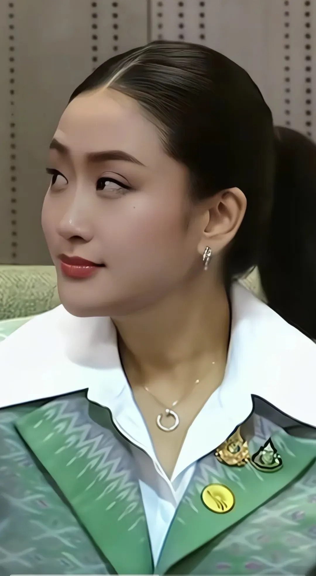 她确实长了一张漂亮的脸蛋,那微笑,低眉,回眸都让