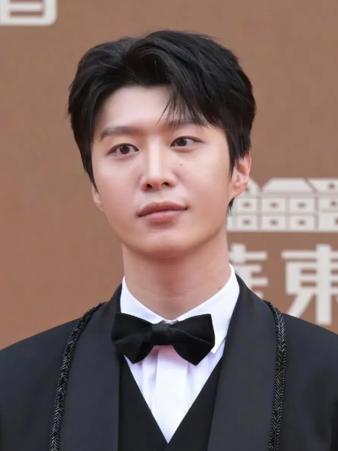他就是范冰冰的弟弟范丞丞,而且他似乎除了这个头衔