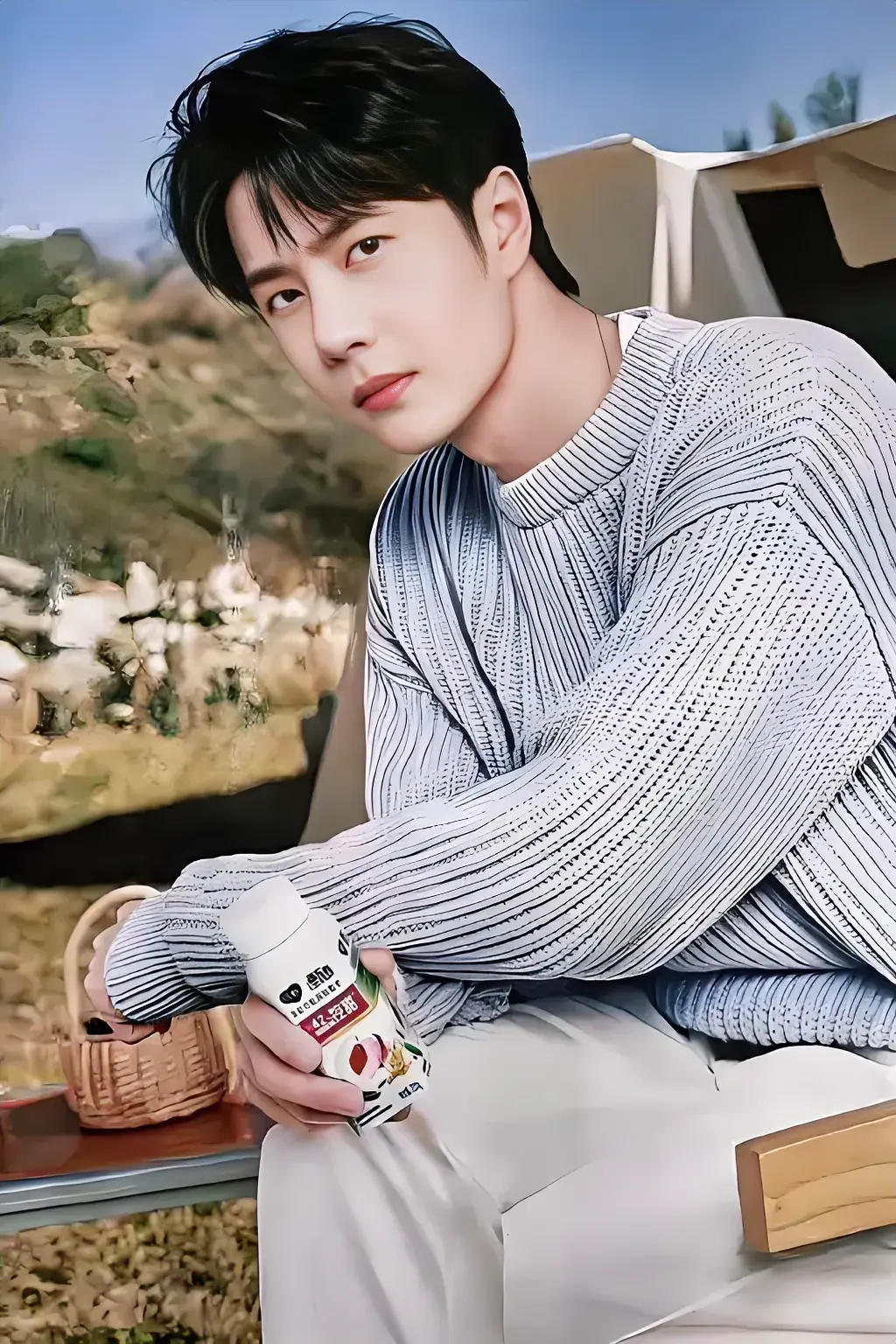 王一博的人际社交圈一览: 1,父亲:王岩峰,河南人,毕业于洛阳文化艺术