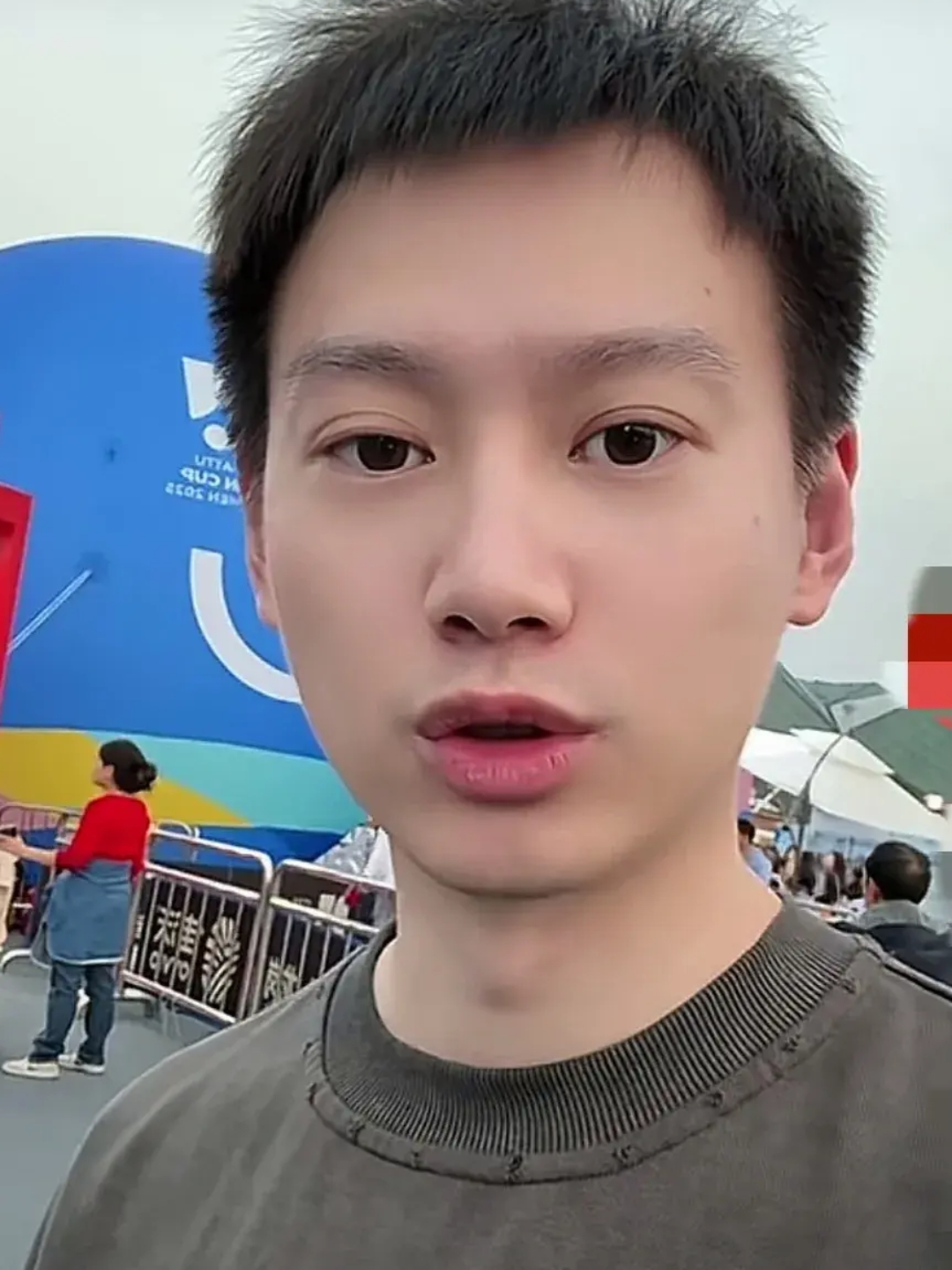 前国家乒乓球队运动员周雨今天傍晚也来到了深圳龙岗大运中心亚洲杯公