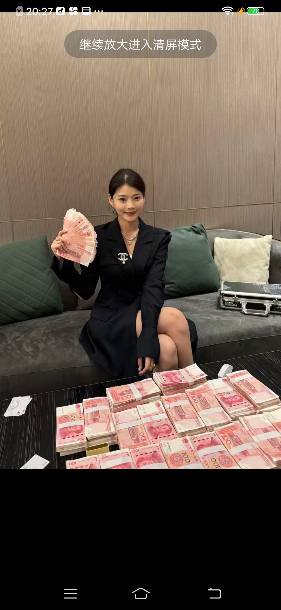 美女拿着50万钱女老板报现金自拍赏金术士老婆照片现实炸金花图片真人