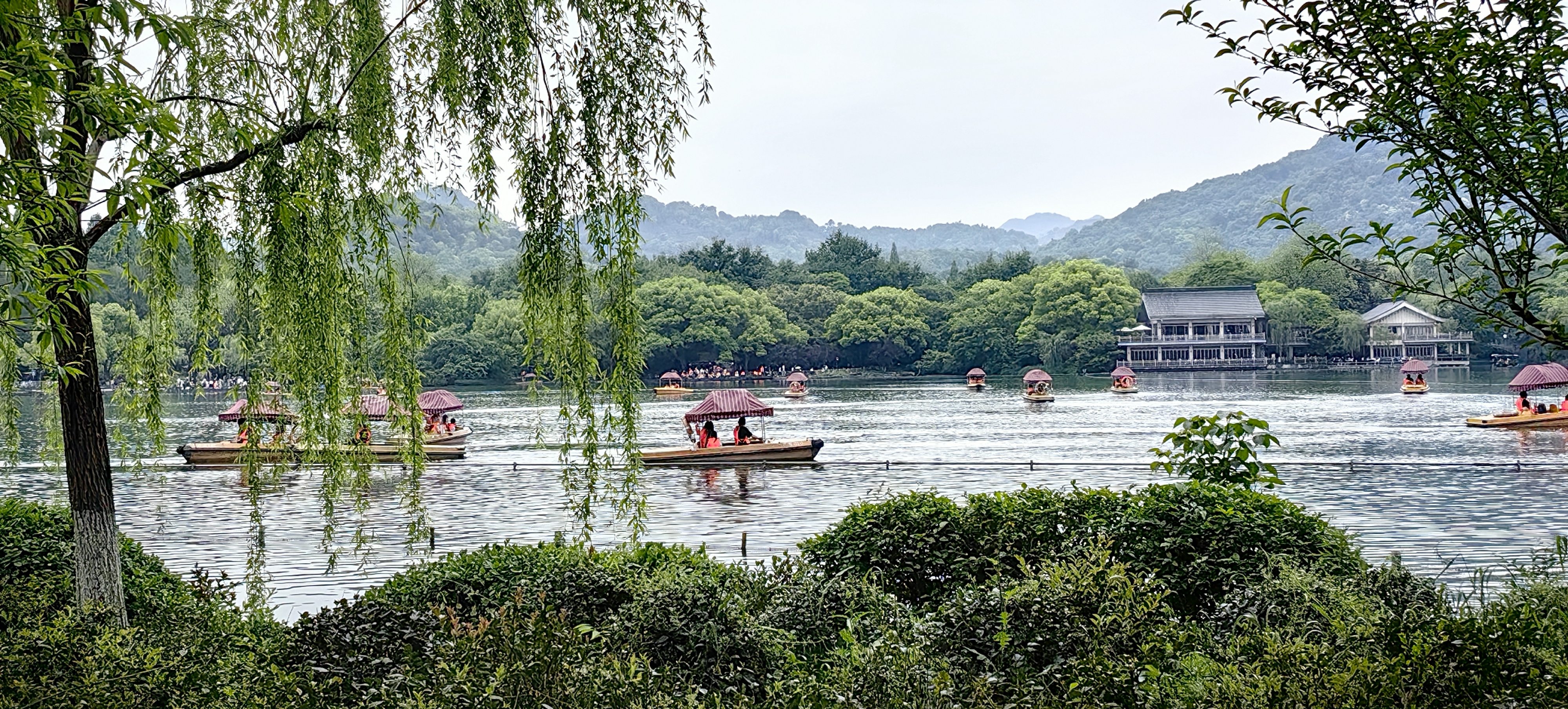 西湖美景,如诗如画 西湖湖面上的红色小船,点缀着碧绿的湖面,宛如一幅