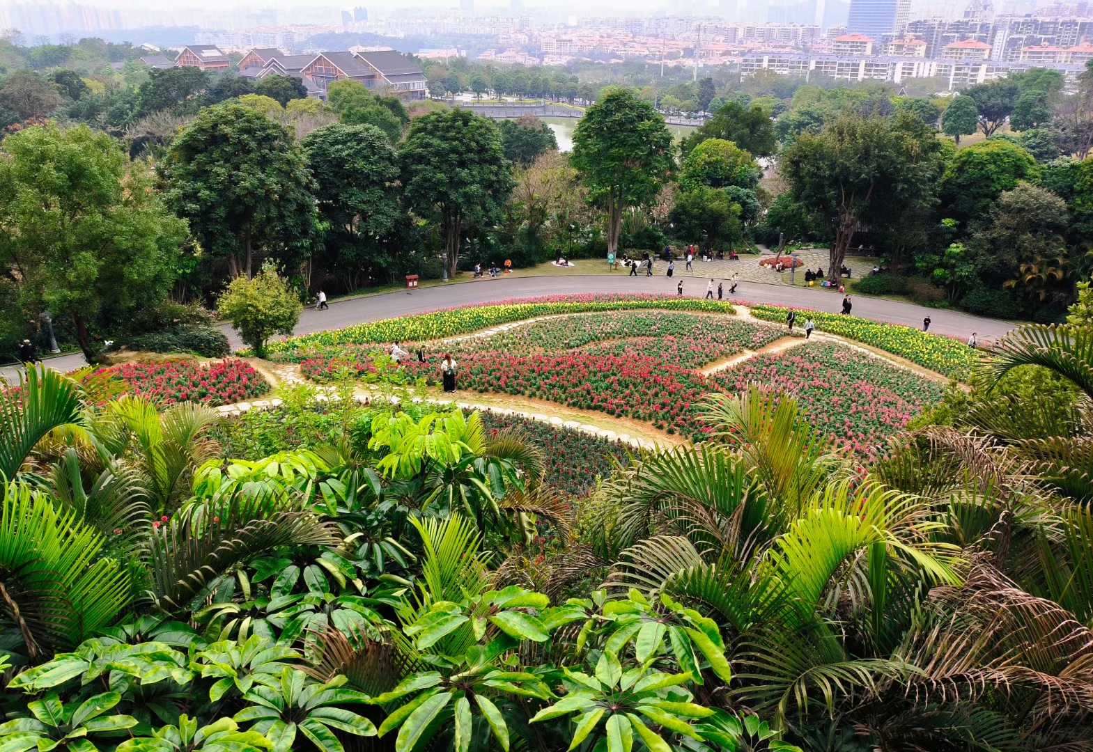 漫步于这繁花似锦的园中,似入幻境,闻花香,听风语,似醉非