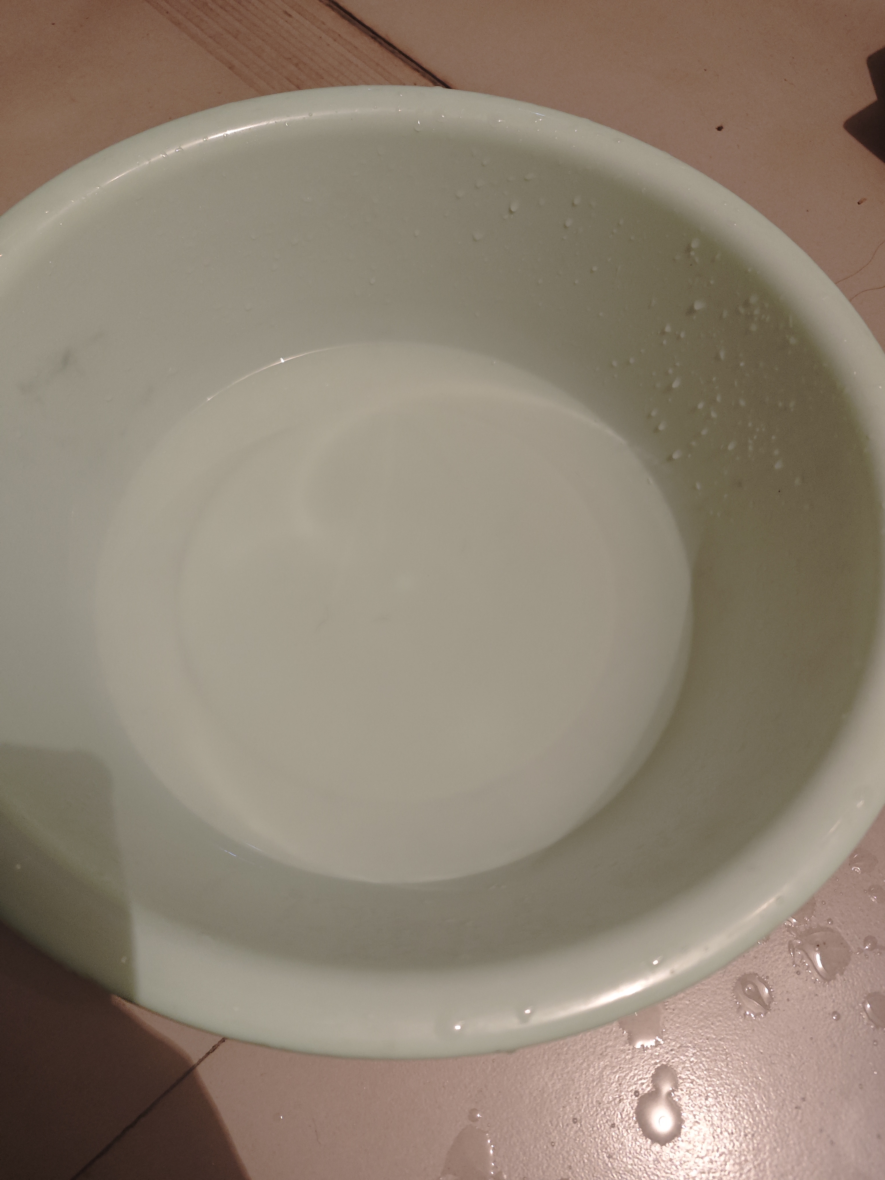 一盆水,在中国南,北方利用上差别很大,南方人用水量很大,一天至少洗