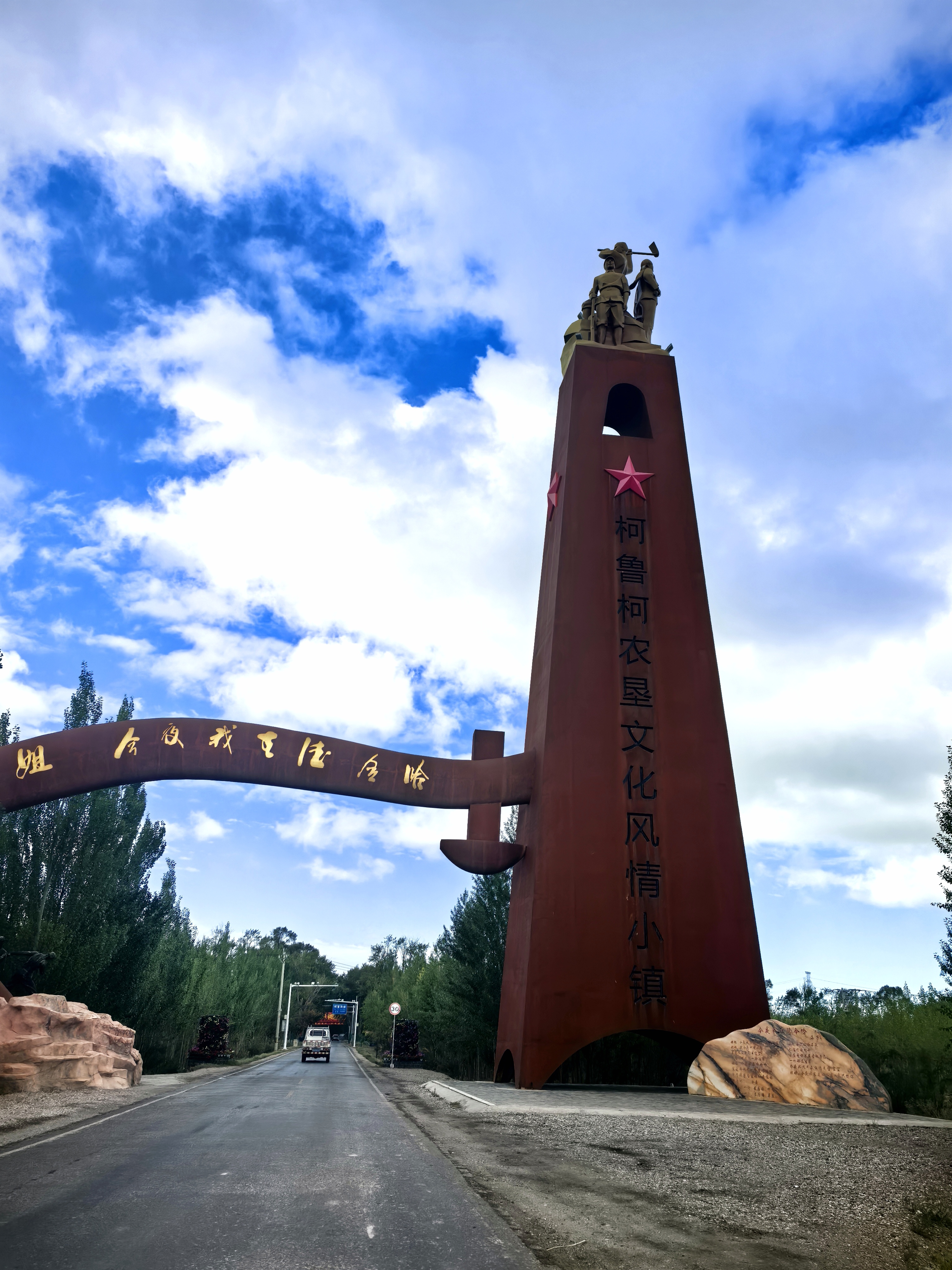 2:德令哈-敦煌  昨夜来到德令哈已经很晚,还没来得及欣赏一下这座城市