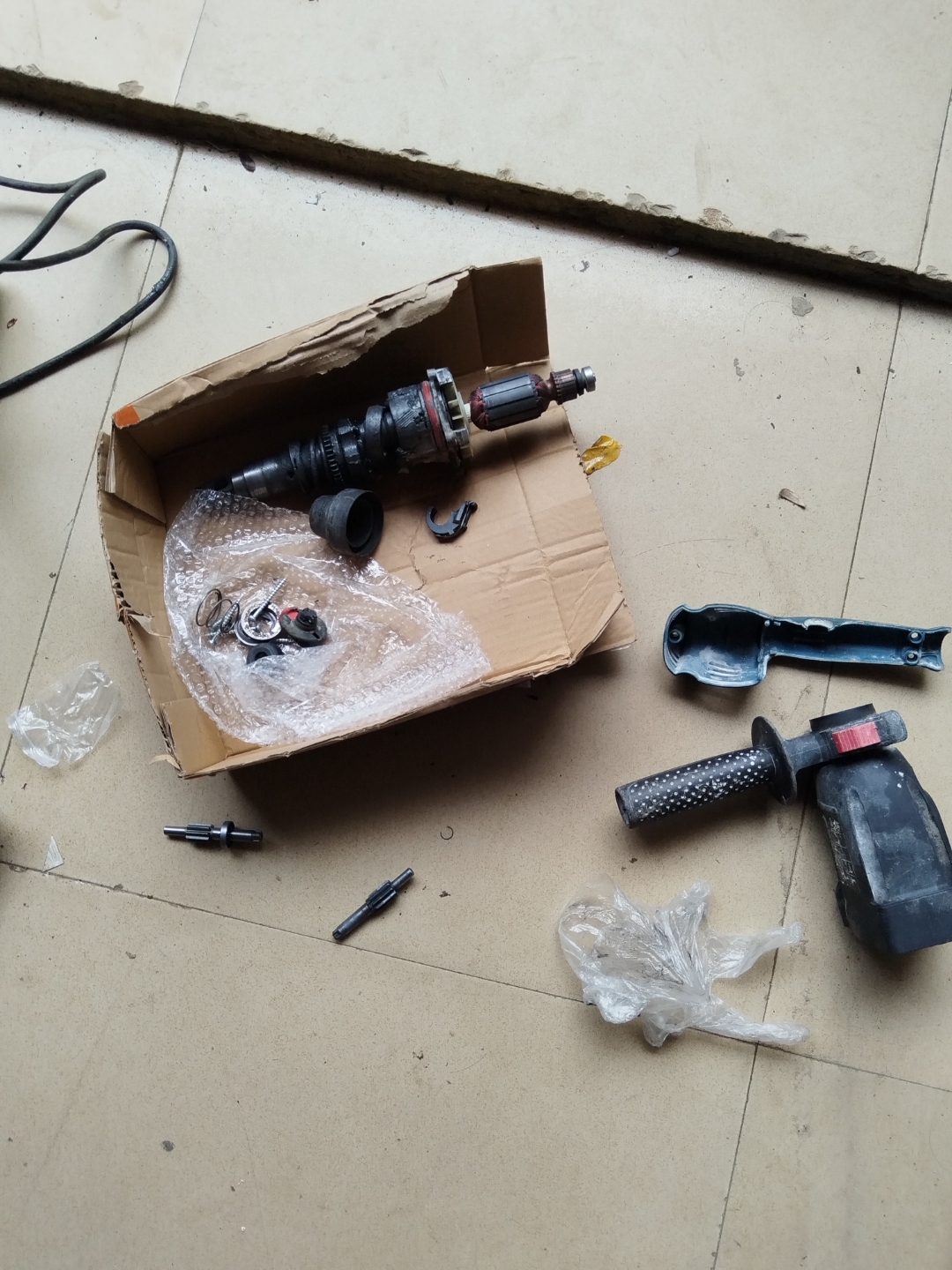 空调旺季还没到,家电维修还没忙起来,人家拿了个冲