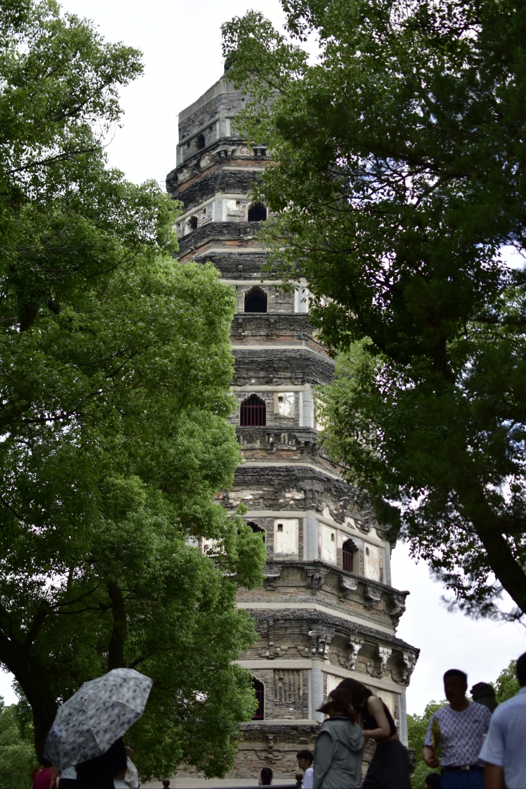 《虎丘塔》原名云岩寺塔.因位于江苏省苏州市虎丘山上,俗称虎丘塔.