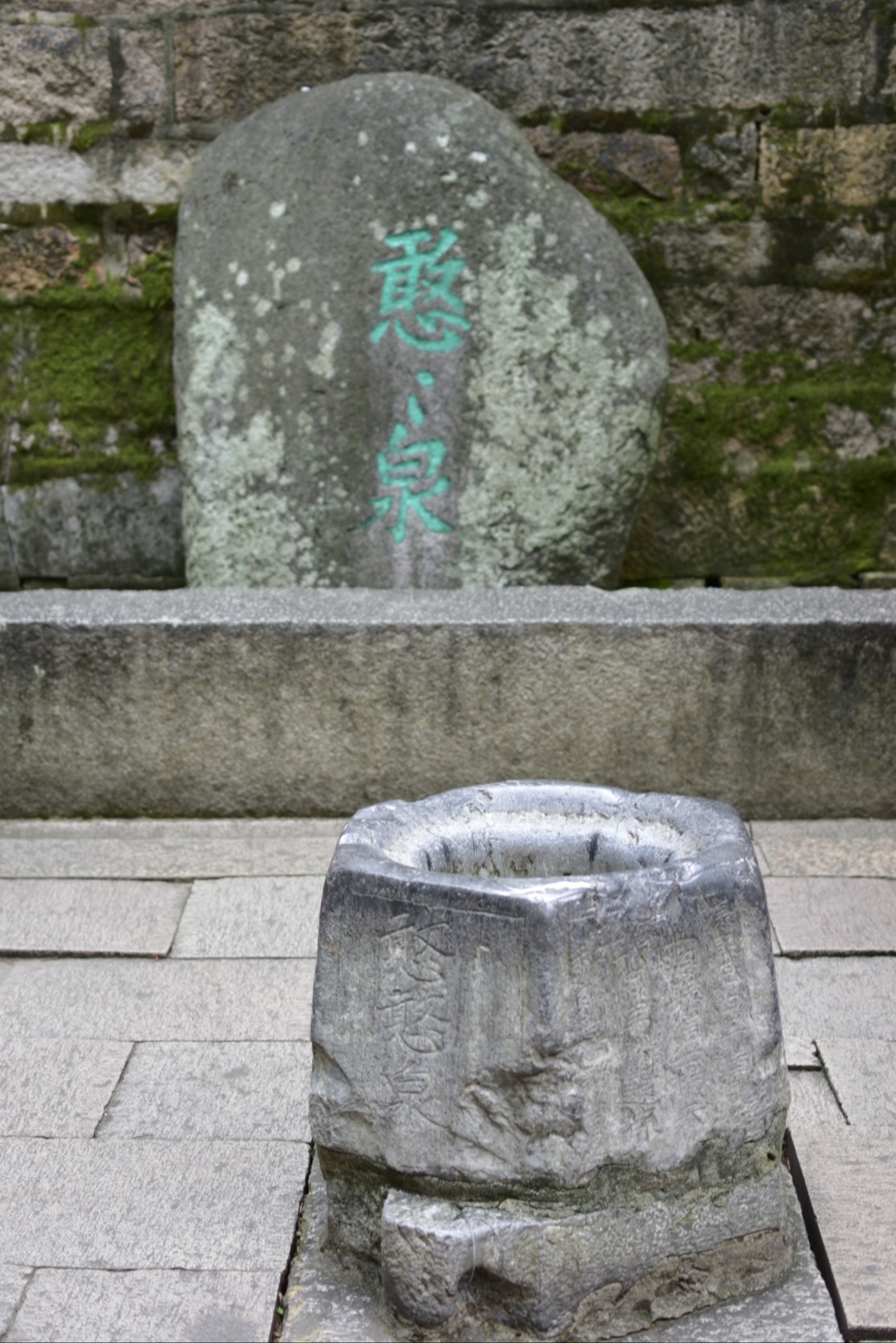 《虎丘塔》原名云岩寺塔.因位于江苏省苏州市虎丘山上,俗称虎丘塔.