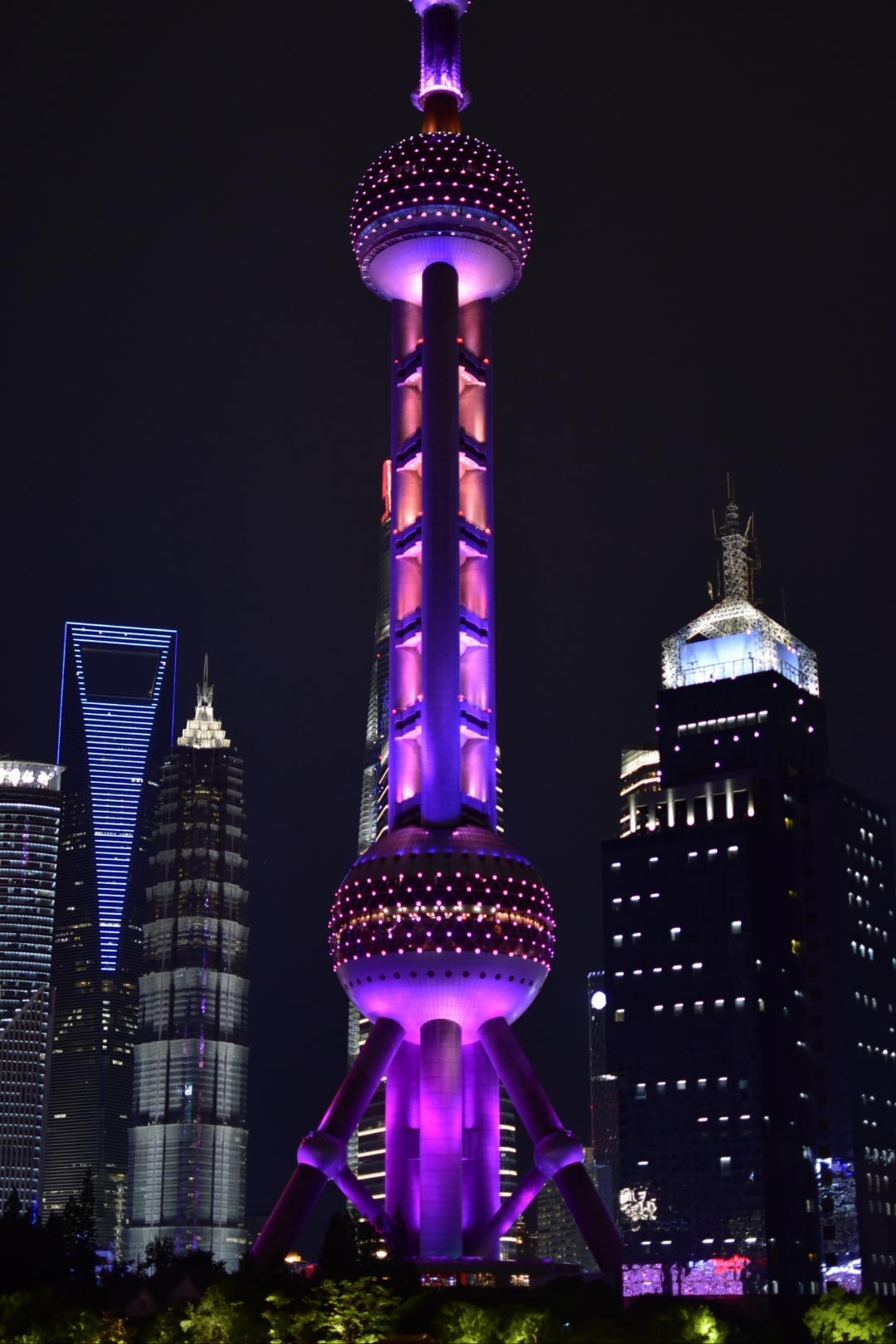 《流光溢彩的黄浦江畔》每当夜幕降临,江岸两侧的高楼大厦灯火辉煌