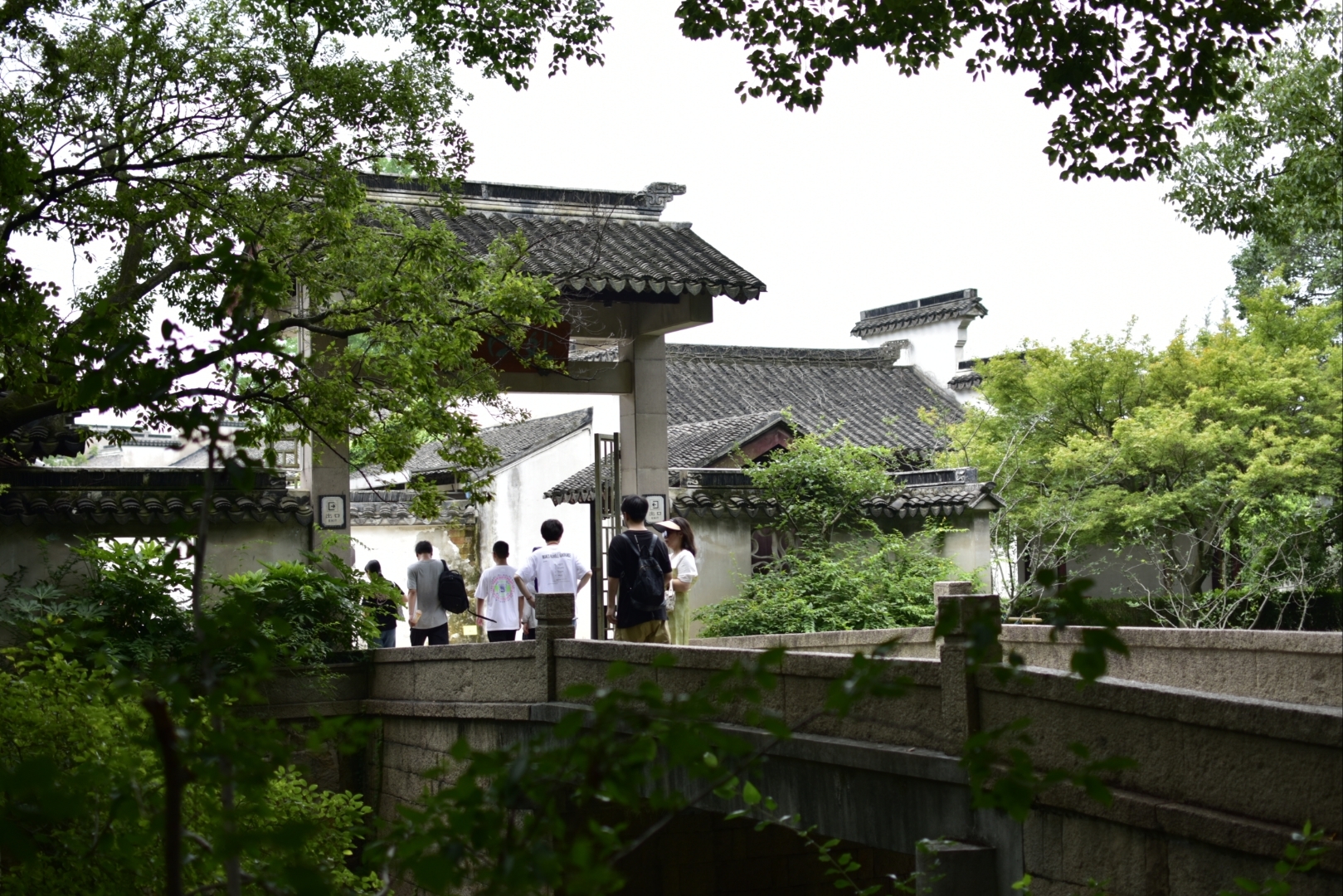 《虎丘塔》原名云岩寺塔.因位于江苏省苏州市虎丘山上,俗称虎丘塔.