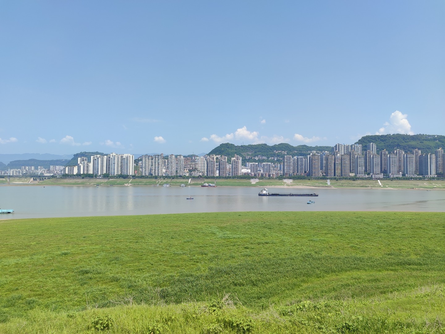 《万州南滨公园》位于重庆万州主城区内长江南岸的江南新区江畔,北望