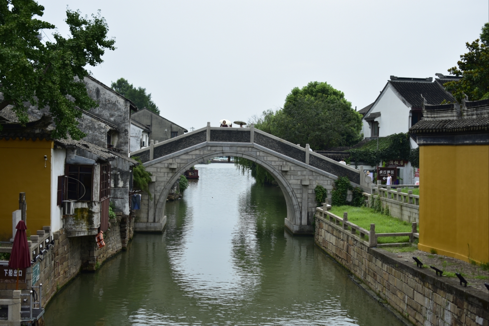 《虎丘塔》原名云岩寺塔.因位于江苏省苏州市虎丘山上,俗称虎丘塔.