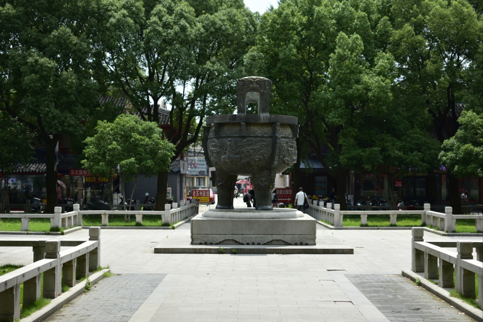 《虎丘塔》原名云岩寺塔.因位于江苏省苏州市虎丘山上,俗称虎丘塔.