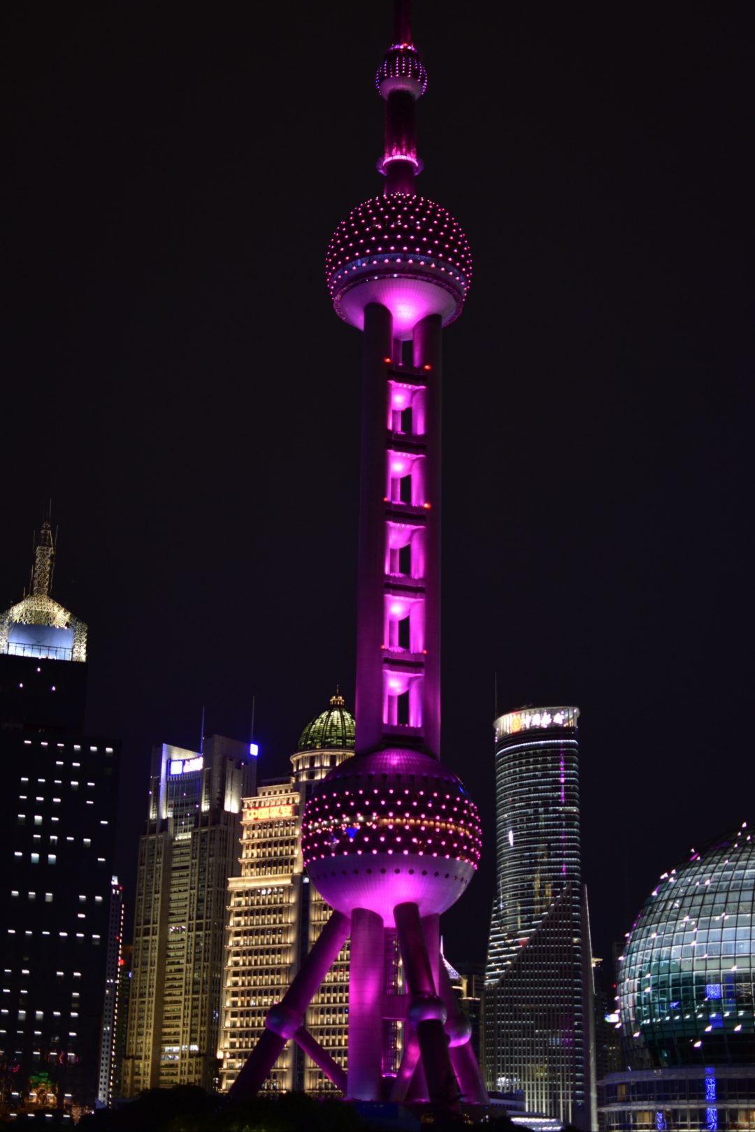 江岸两侧的高楼大厦灯火辉煌,形成了一幅美丽壮观的黄浦江夜景