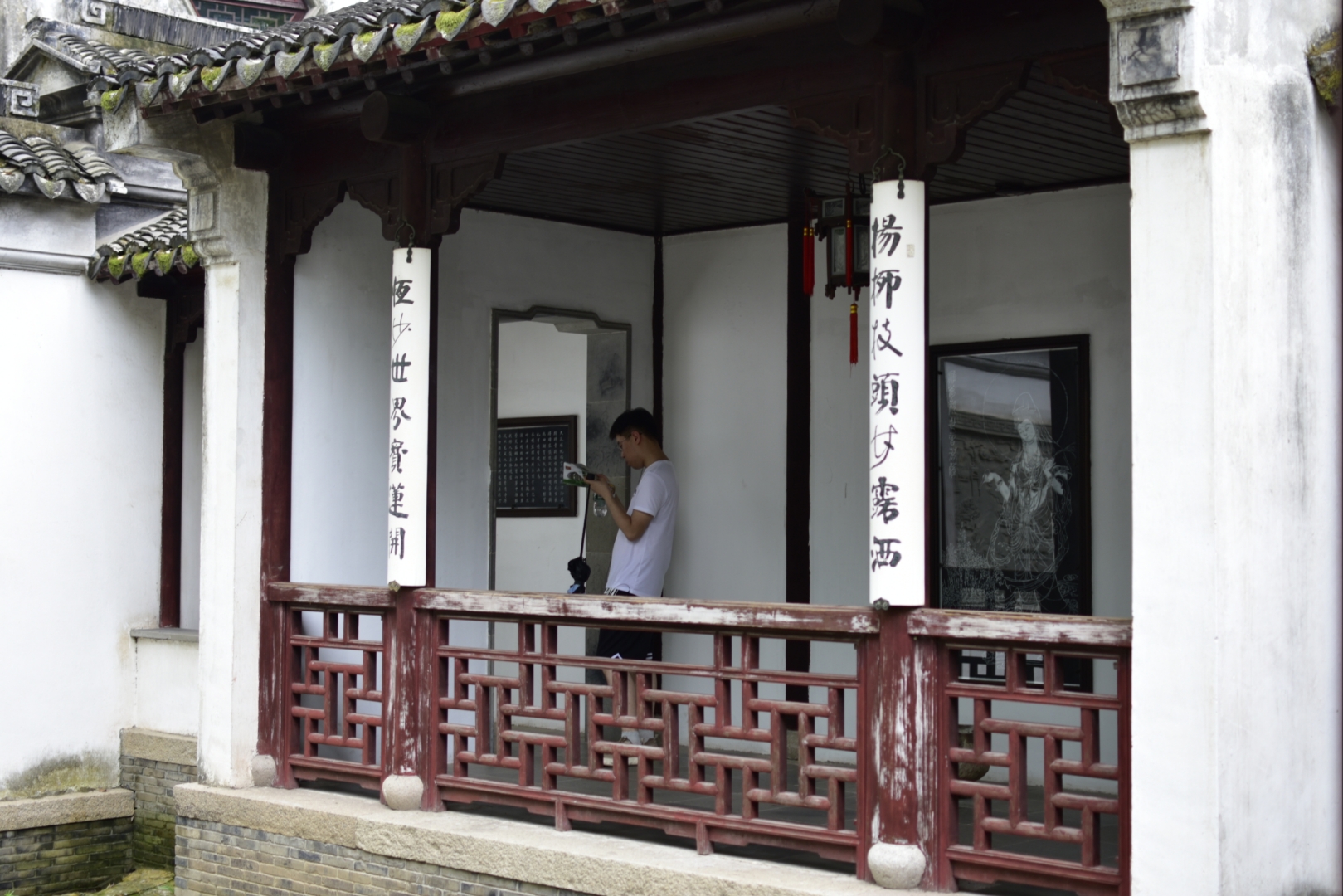 《虎丘塔》原名云岩寺塔.因位于江苏省苏州市虎丘山上,俗称虎丘塔.