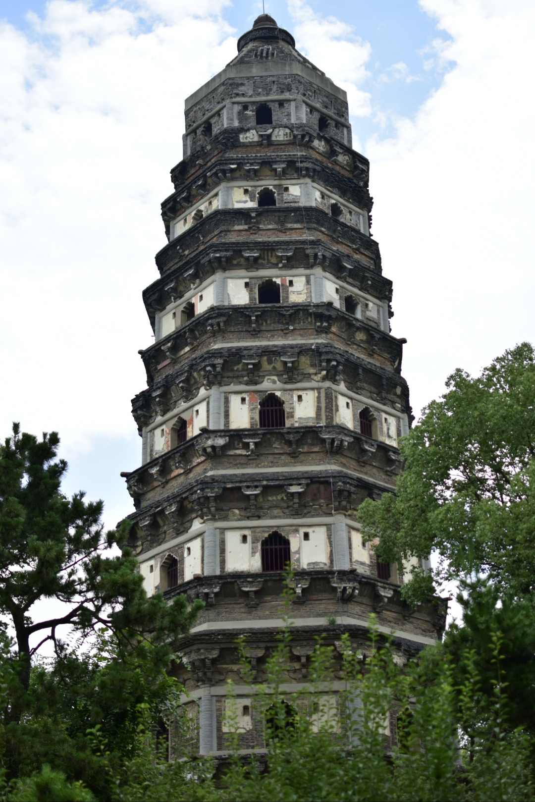 因位于江苏省苏州市虎丘山上,俗称虎丘塔.
