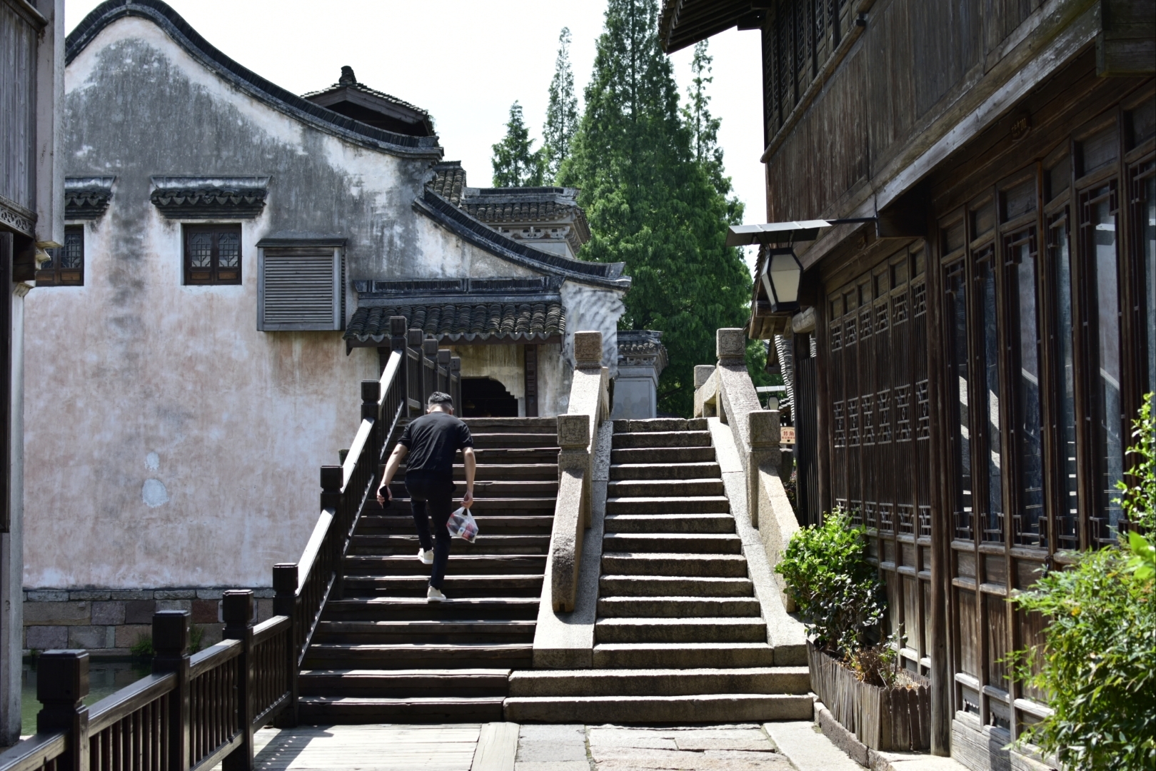 《乌镇》位于浙江嘉兴桐乡市.