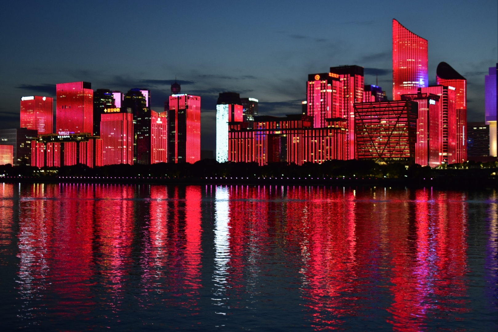 《钱江新城灯光秀》是杭州市人民政府为迎接g20峰会的召开而倾力打造