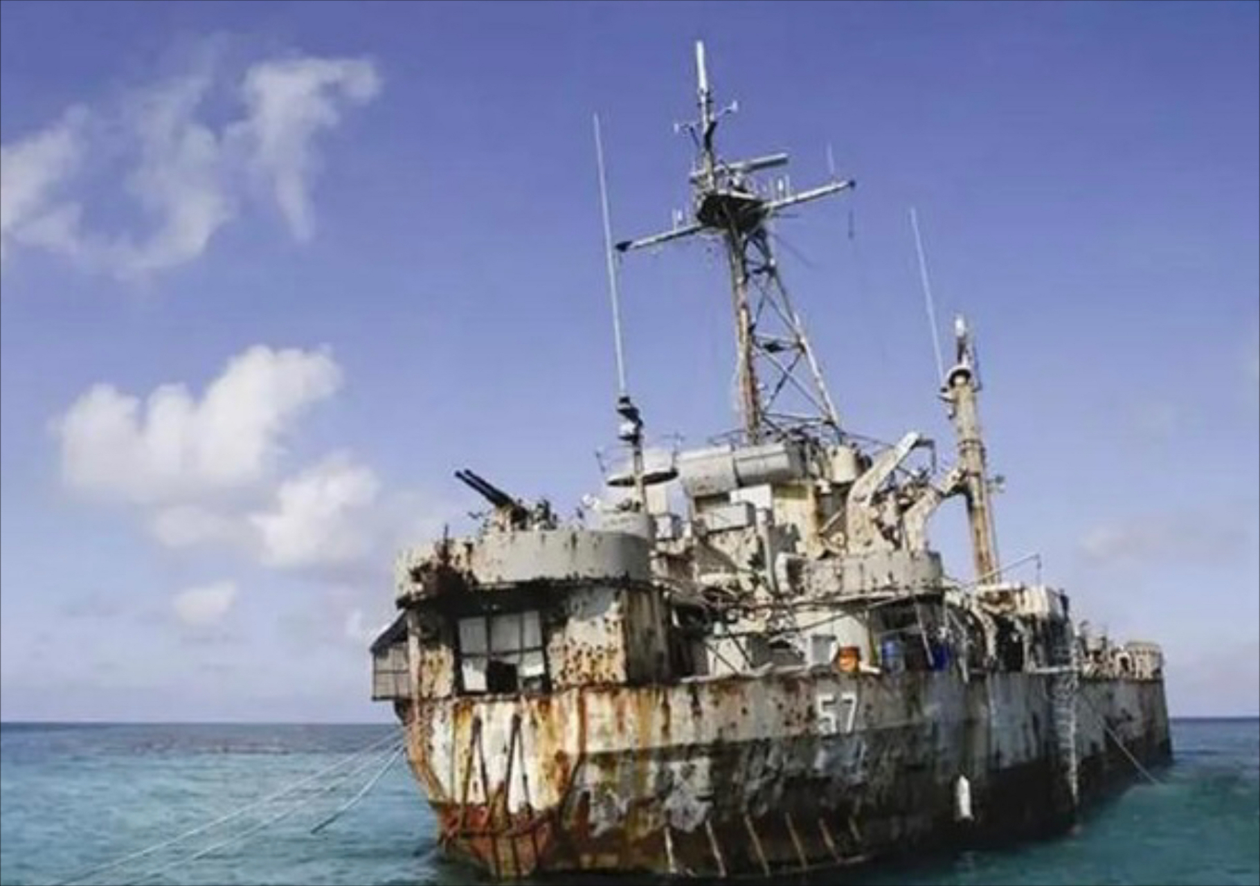 "坐滩"仁爱礁军舰里菲人生活.