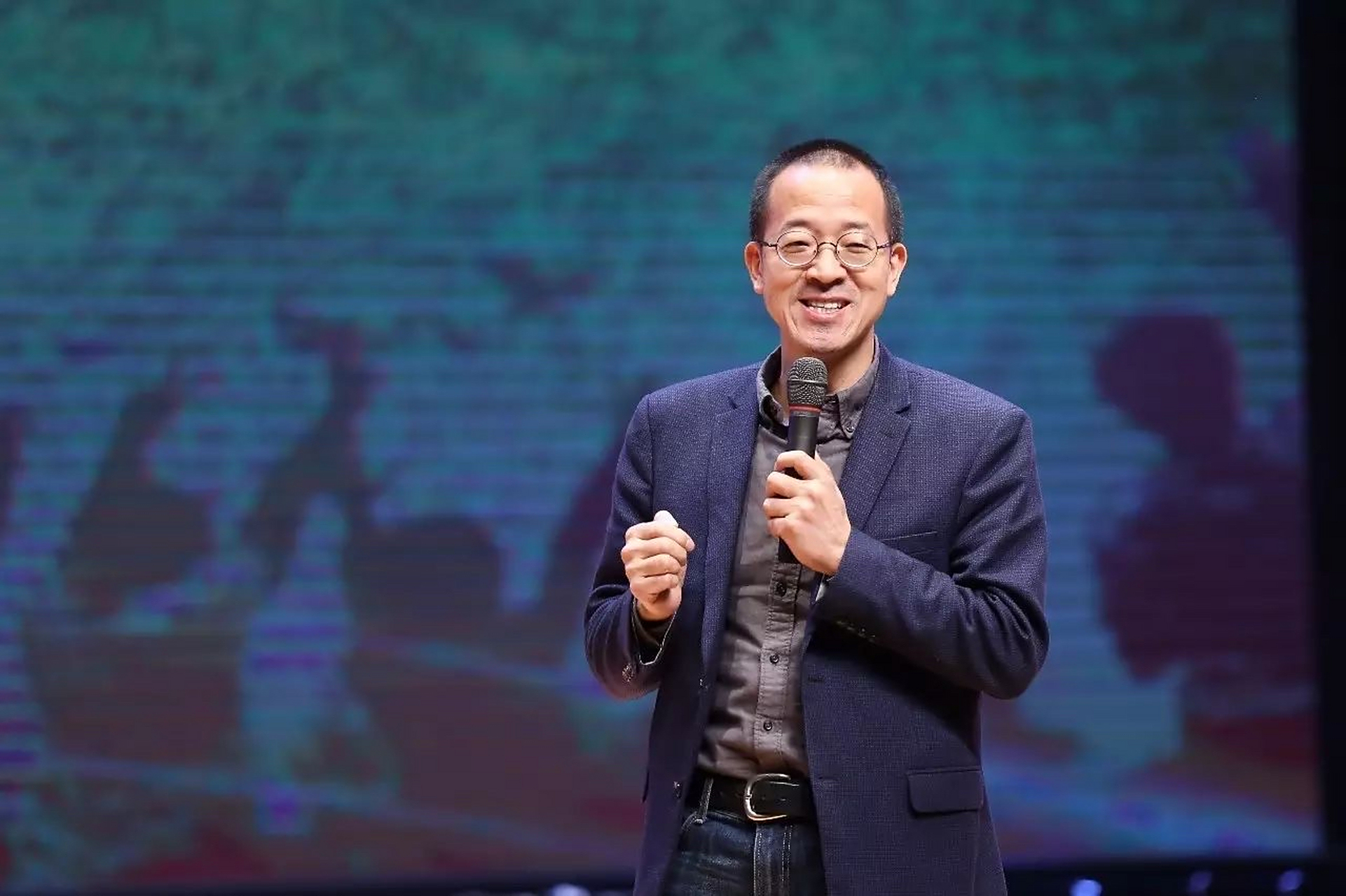 新东方创始人俞敏洪被爆出全家定居加拿大温哥华.