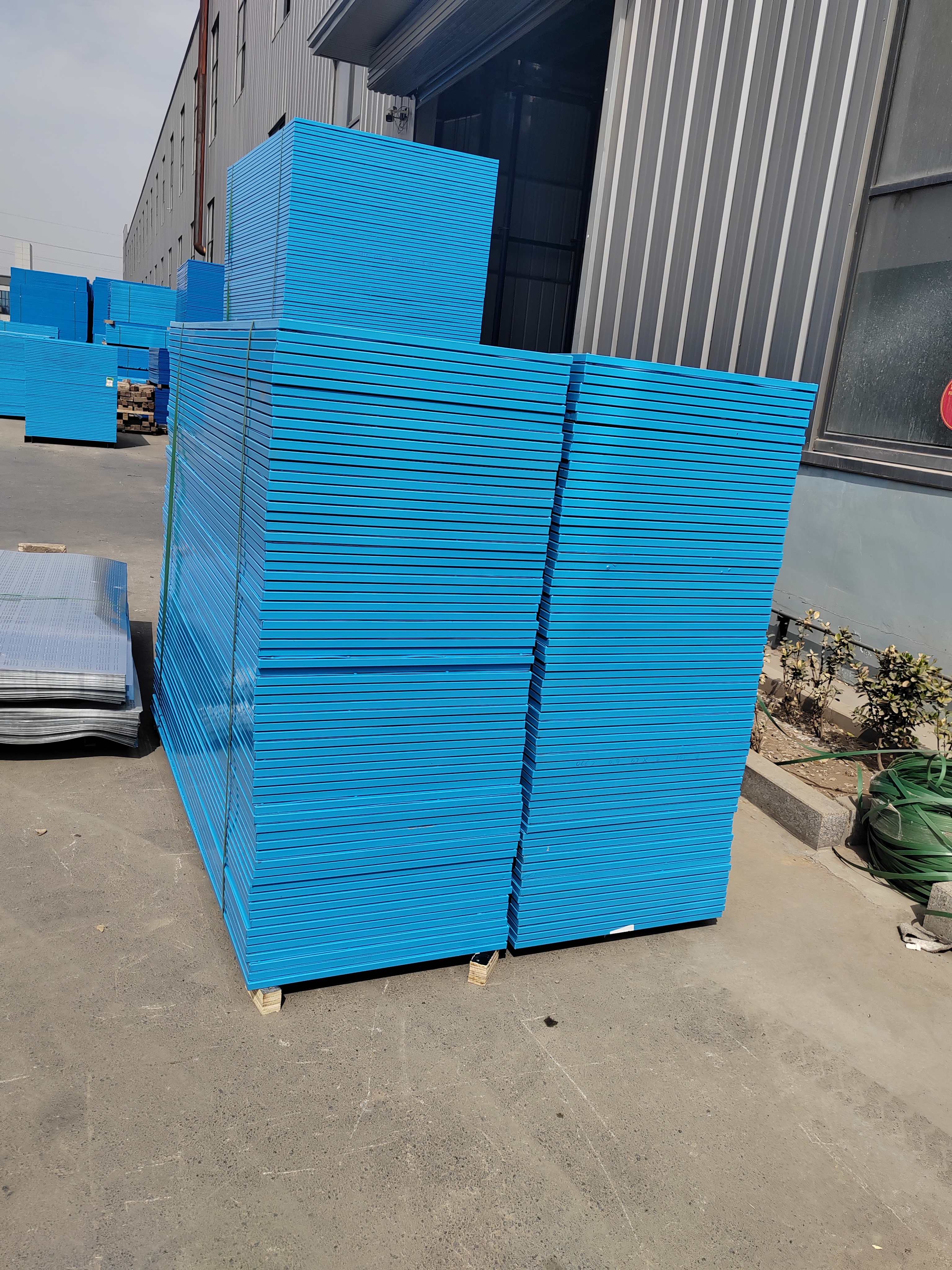 1:爬架网是建筑工程上的新型防护设备,不管是小工程还是大工程,防护网