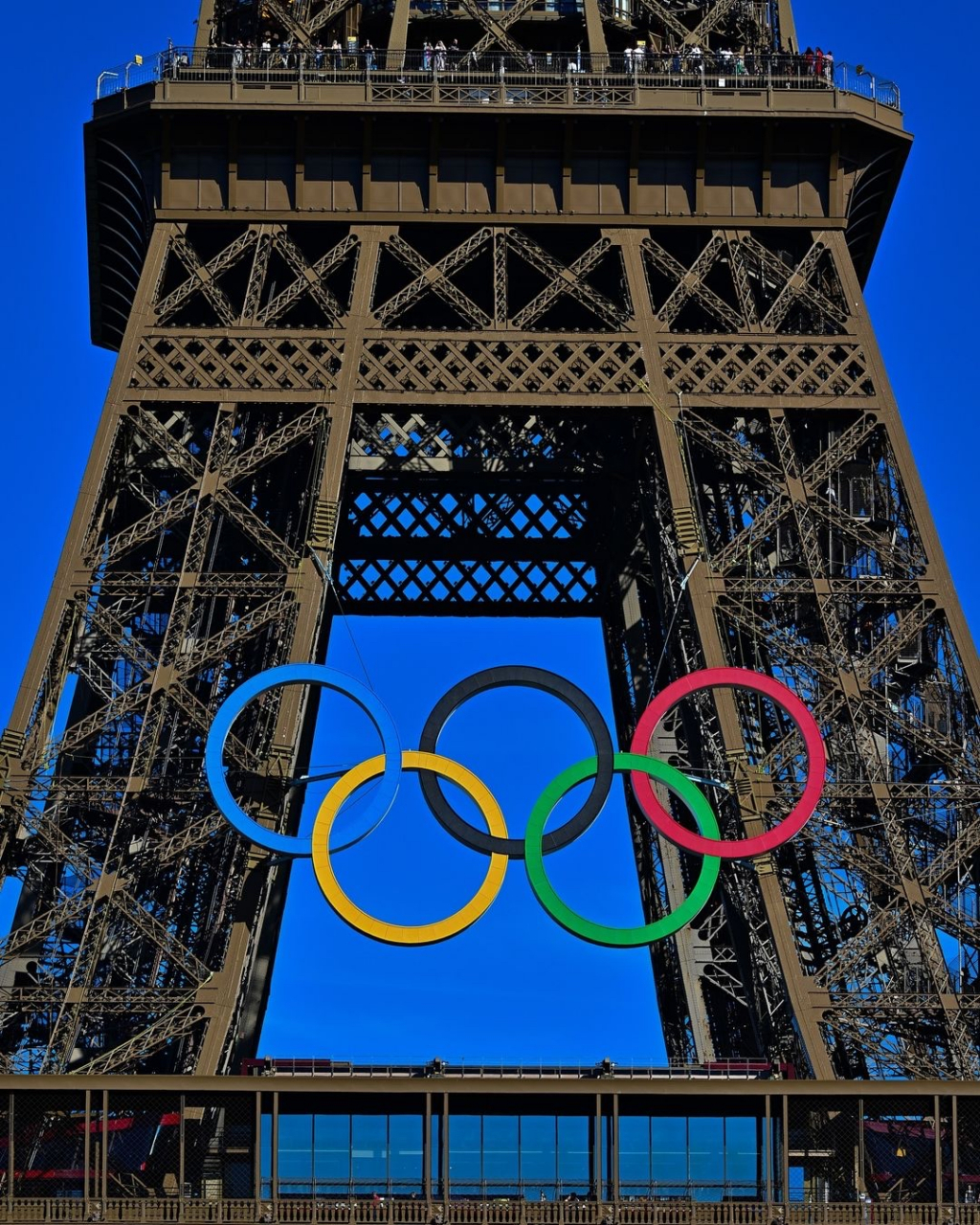 巴黎奥运倒数50天,奥运五环登上埃菲尔铁塔啦!