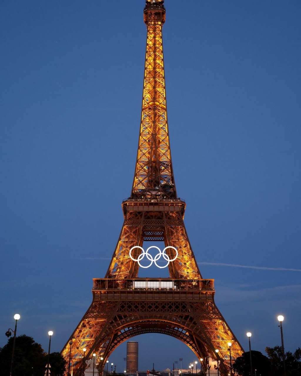 巴黎奥运倒数50天,奥运五环登上埃菲尔铁塔啦!