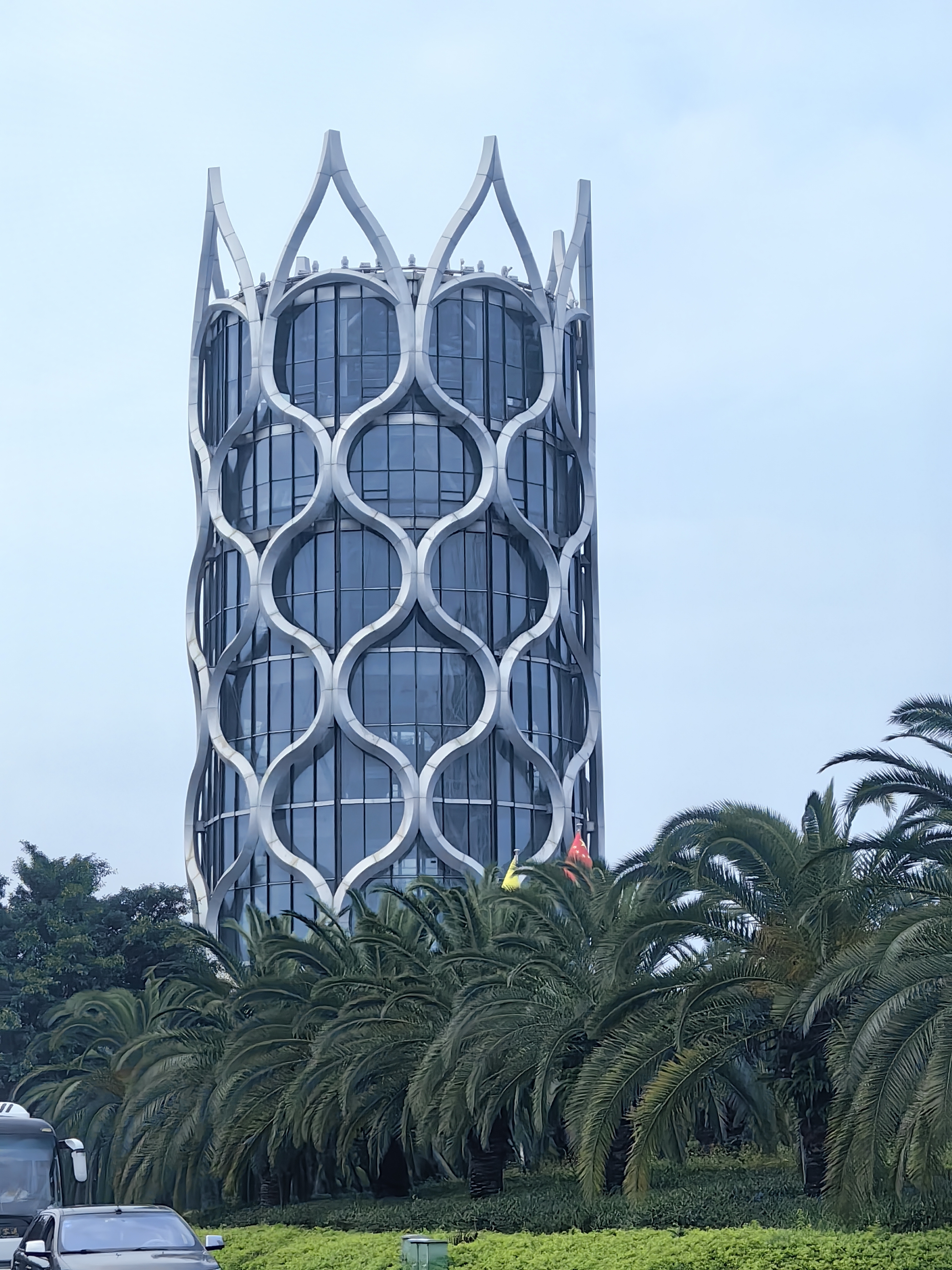 当我走进这个壮观的建筑群,我仿佛置身于一个未来的世界.