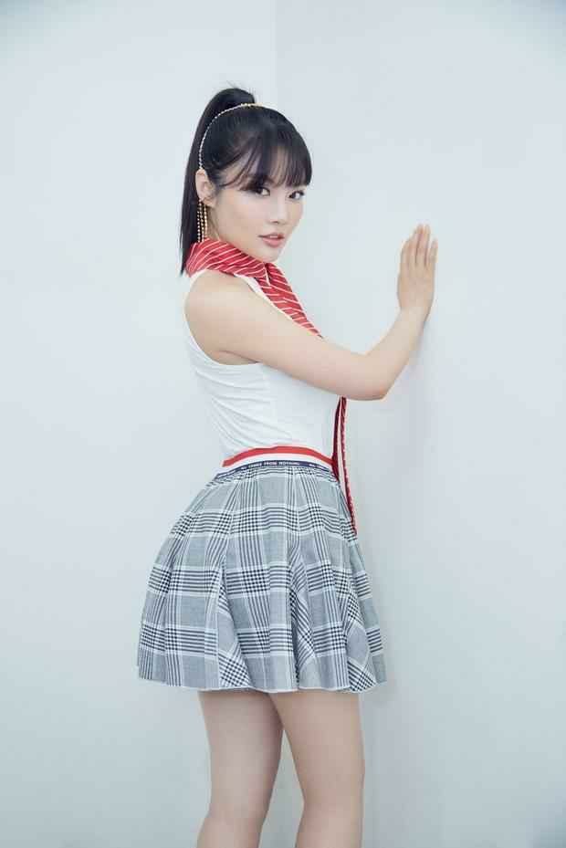 明星时尚穿搭秀# 徐冬冬一改往日性感风穿起了学生装,格纹短裙搭配