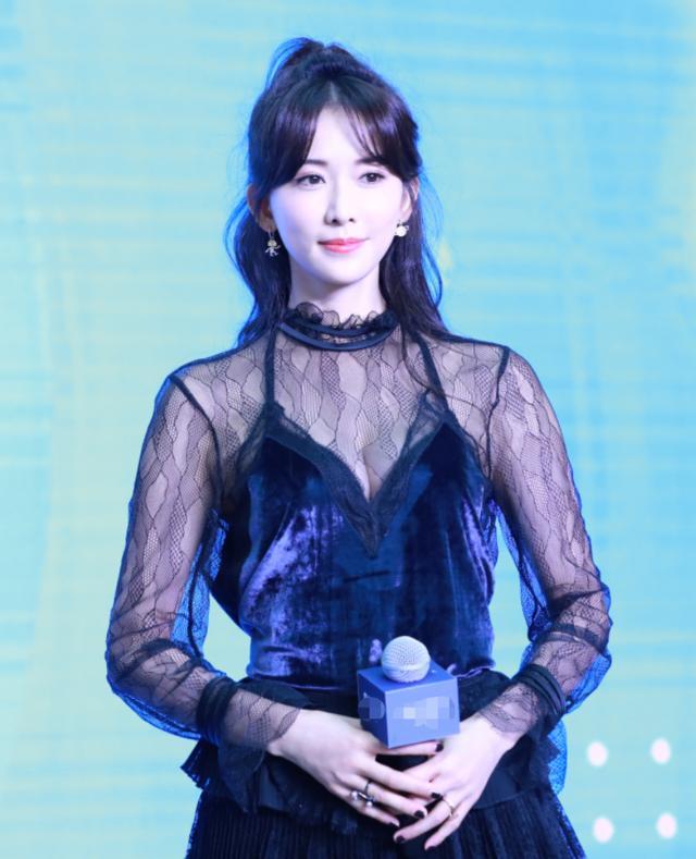 林志玲身穿一袭透视簿纱短裙,深v大秀傲人上围,整体造型中性感又带着