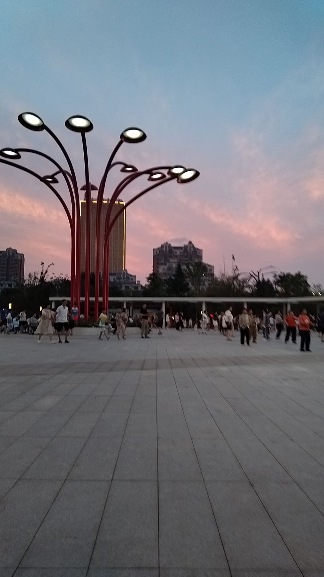 我没有特意的浇灌这块土地而它依然有我们的汗水或多