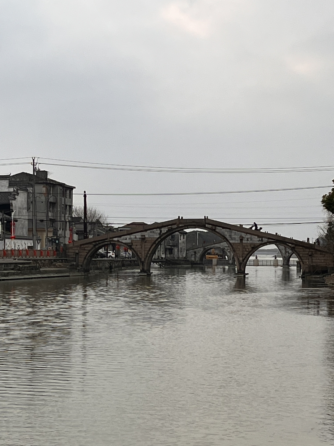 创新理念开新径,奋进雄心解万愁. 科技领航途路阔,思维破茧韵音悠