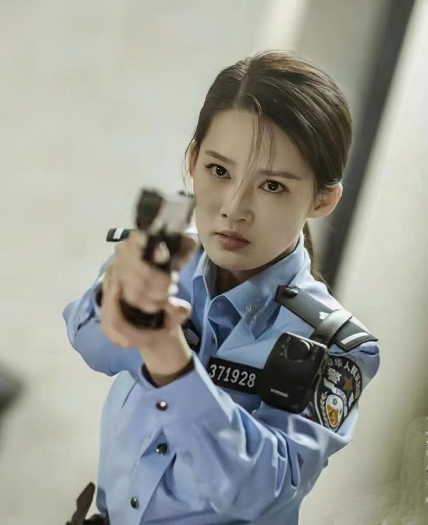 李沁一袭警服上身,仿佛经历了一场无需刀斧的"心灵整容",瞬间化身成为