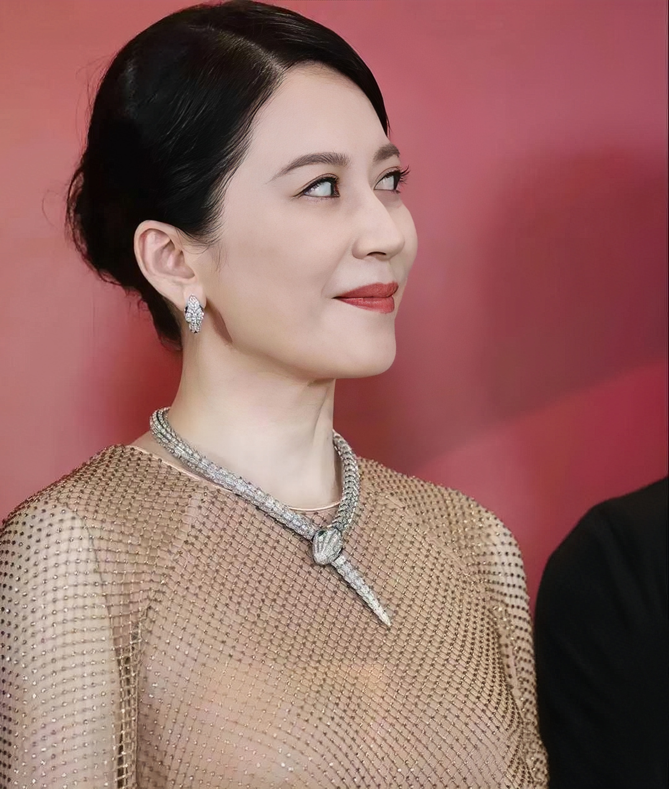 快五十岁的俞飞鸿,颈间轻绕一款精致蛇形项链,其形态栩栩如生,初视之