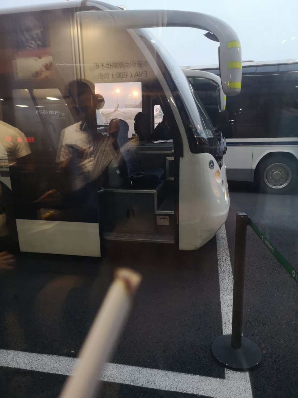 上海虹桥t2航站楼吸烟室位于42号登机口旁边!