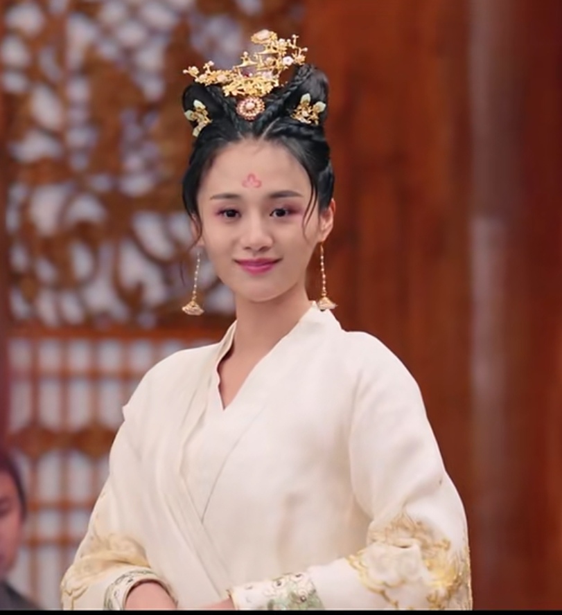 女主朱成碧是千年妖兽饕餮,被莲心和尚点化化身为天香楼的掌柜,用
