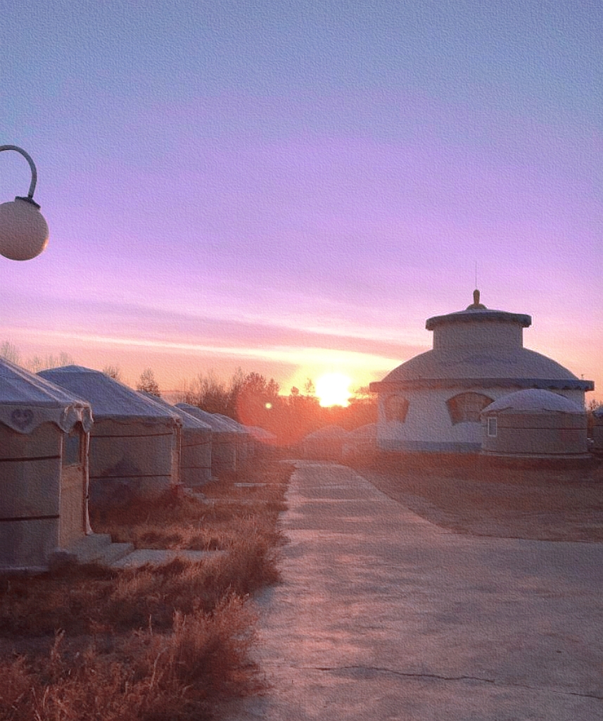 草原的傍晚来的比较早.太阳急急的就落下了.