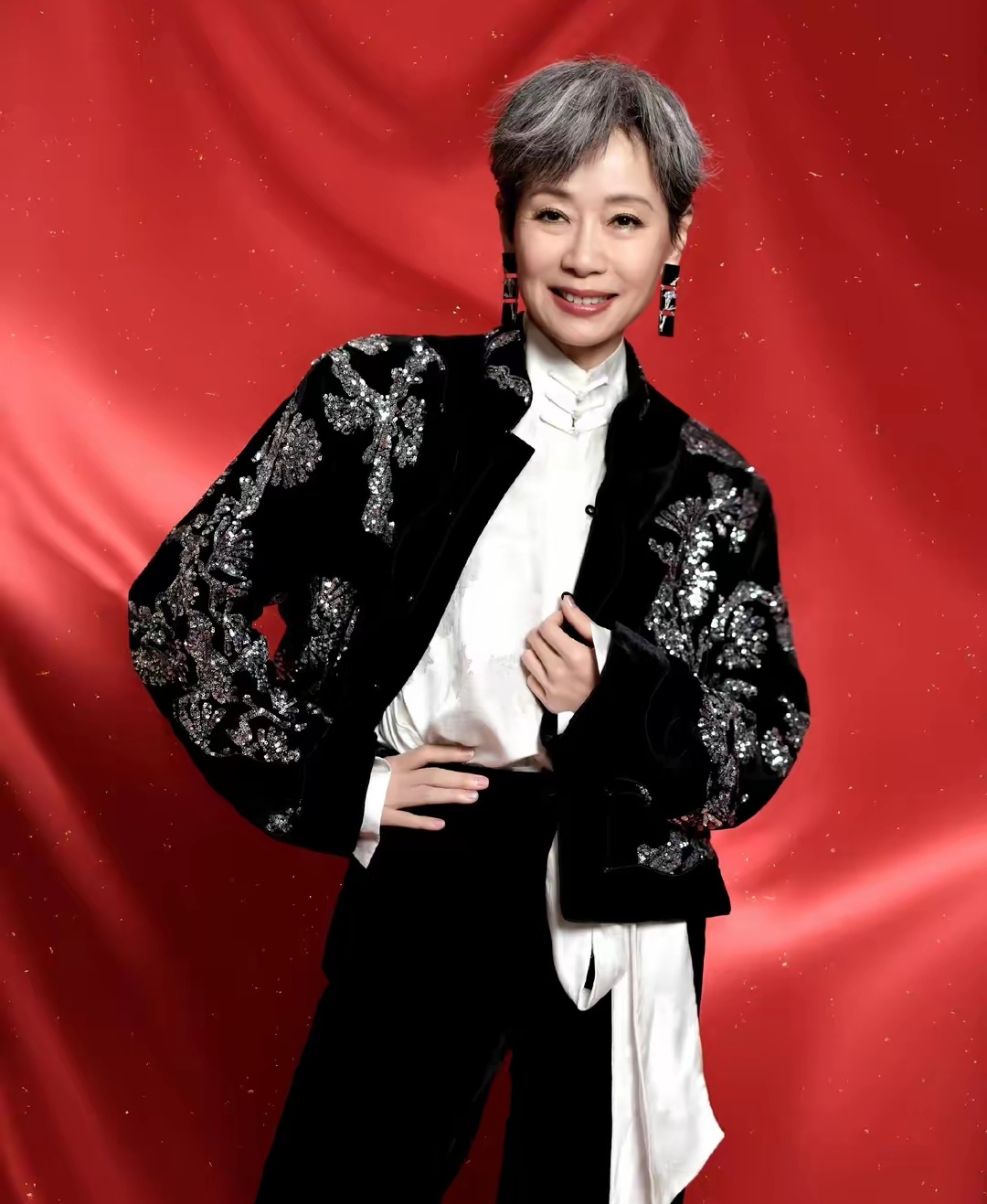 60多岁的叶童虽然脸上有了岁月的痕迹但身材保持的真好