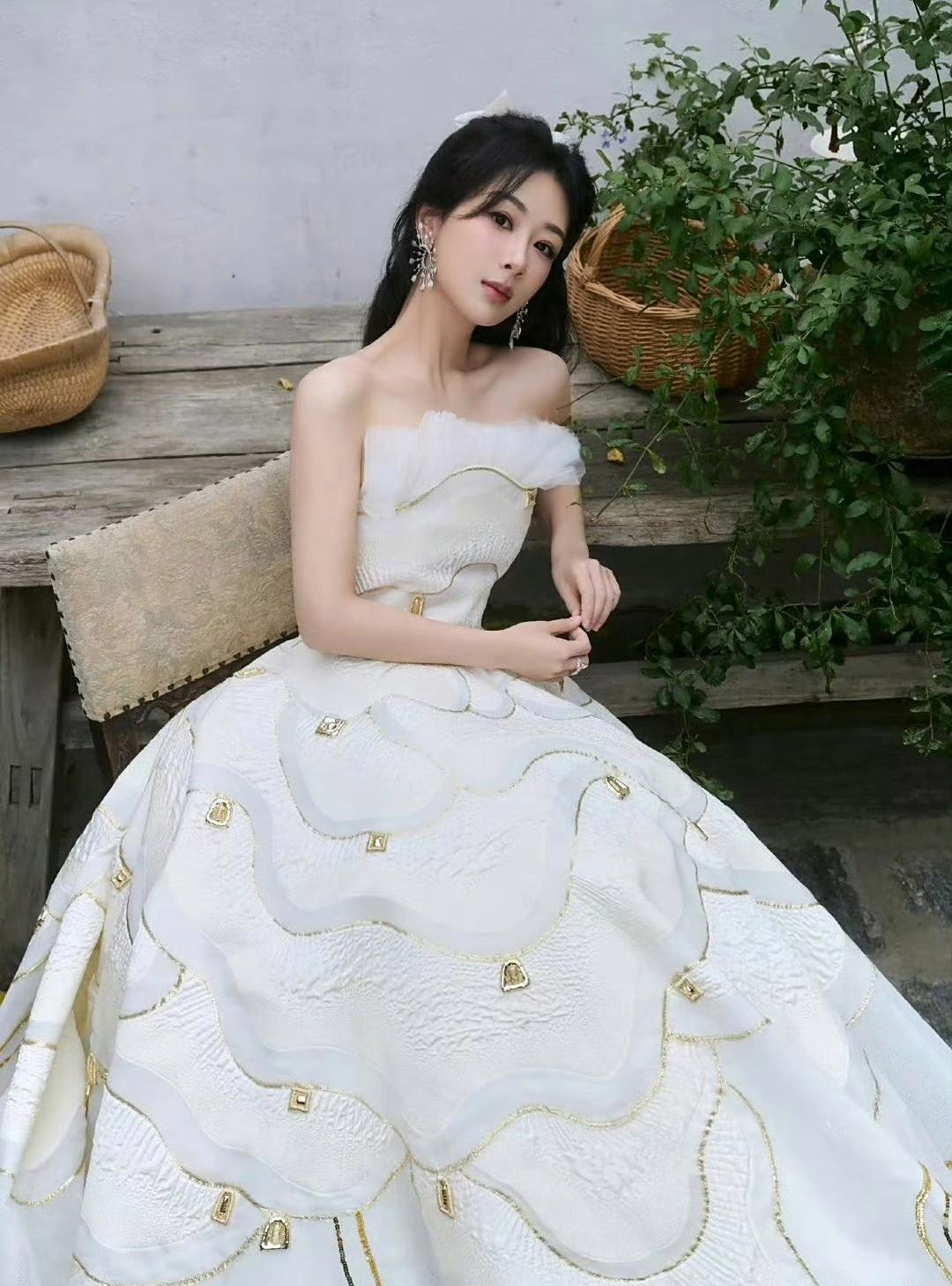 杨紫越来越美了,当年家有儿女的小雪已经长成了美若天仙的大美女,白色
