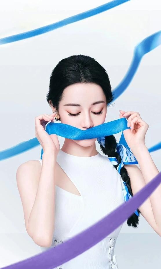 迪丽热巴像一个蓝色精灵,这广告拍的堪比大片.