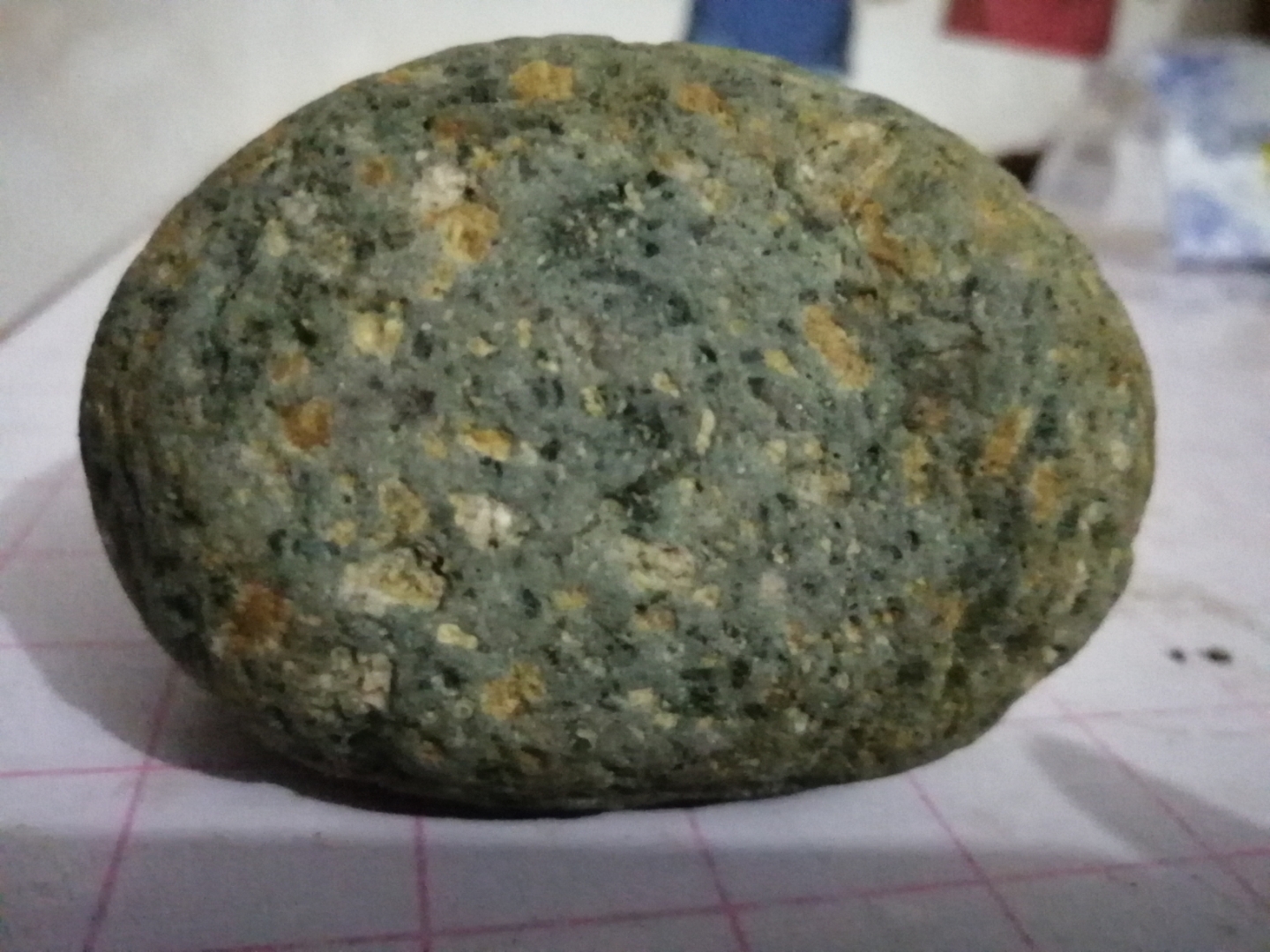 98神秘绿石,自然之魅91  93仔细观察这块石头,深绿色与灰色交织