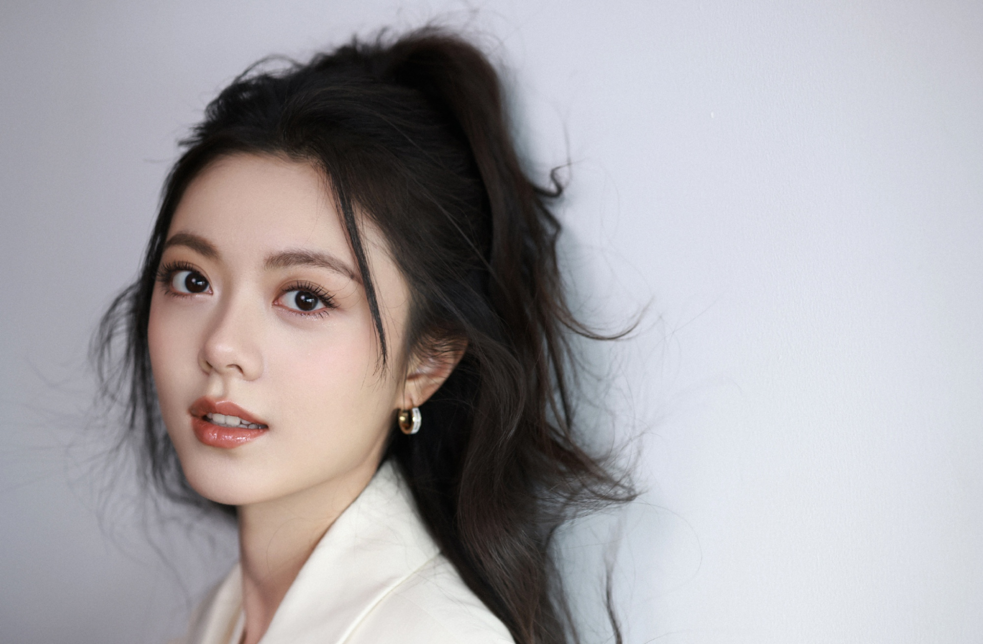 每日娱乐播报#  赵今麦最新的时尚造型大片,一身白西装半高马尾造型