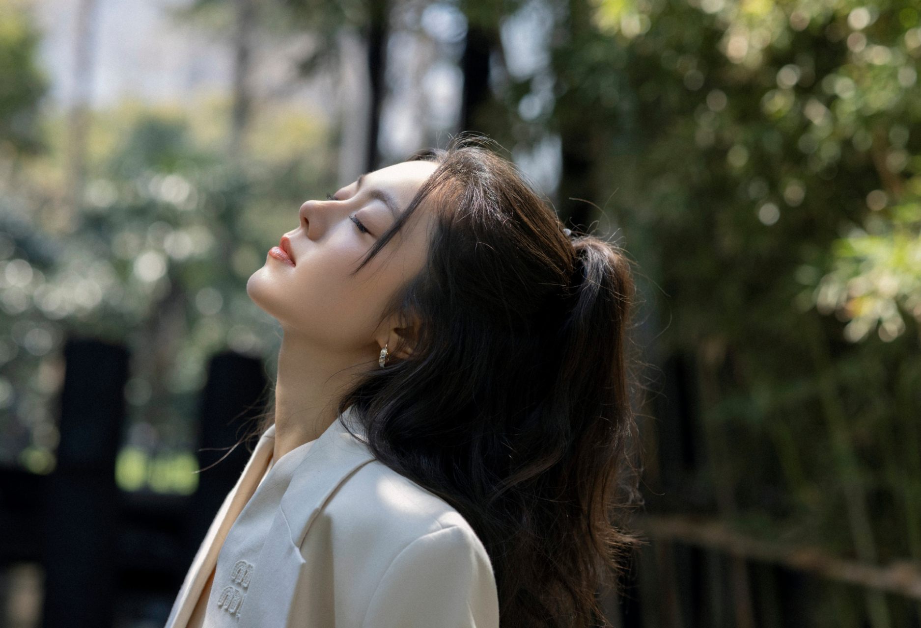 每日娱乐播报#  赵今麦最新的时尚造型大片,一身白西装半高马尾造型